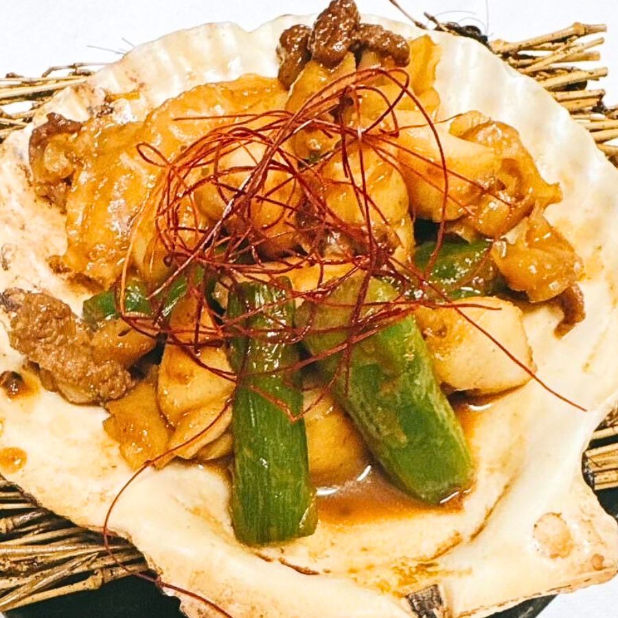 帆立とアスパラをバターで香ばしく焼き上げた帆立アスパラバター焼きの写真