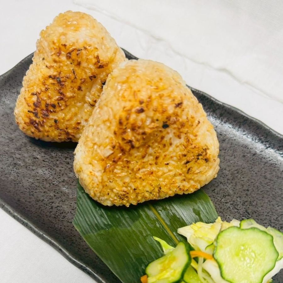 香ばしく炭火で焼き上げた炭焼きおにぎりの写真