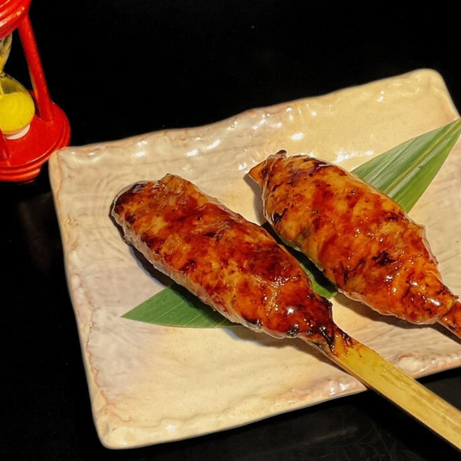 賞味期限59秒の生つくねを串に刺して盛り付けた写真